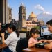 Escaneo de huellas y fotografía para la CURP biométrica en Puebla con la catedral y el volcán Popocatépetl al fondo.