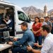 Personas registrando su huella digital en un modulo movil de la CURP biometrica en Coahuila, con montanas y arquitectura local al fondo.