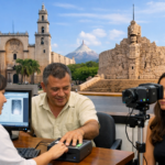 Personas registrando huellas y escaneo de iris para la CURP biométrica en Mérida, Yucatán, con la Catedral y el Monumento a la Patria al fondo.